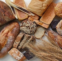 自家製粉パンの食べ放題を楽しめます★