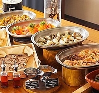 旬野菜を使った手作り前菜やパンなど◎充実のビュッフェ