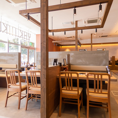 店内の席はすべてテーブル席！お子様連れのご家族も仕事帰りの同僚とゆったりと焼肉をご堪能していただけます。