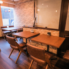 レストラン・エルトゥールルでは、オスマン・パシャの偉業を称え、独自の料理を通じて日本とイスラムの深い結びつきを体験できます。テーブル席での食事は、心温まる雰囲気と共に、異文化の融合を感じさせる特別なひとときです。美味しい料理を味わいながら、歴史的な背景や文化の交流を楽しむことができます。