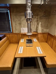 ゆったりとした座席で、心身ともにリラックスしながらお料理を堪能いただけます！お子様連れの方であれば5名でも十分ご利用できます。椅子を追加すれば大人の方でもゆったり5名ご利用可能です。4番テーブルはパーテーションで仕切られたプライベートなお席となっております。特別な方とのお食事にいかがですか