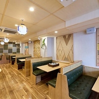 都会の喧騒を離れ、温かな照明に包まれる上質な安らぎ