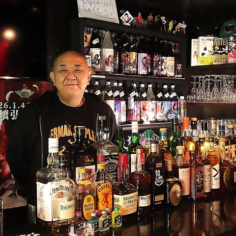 歌って笑ってストレス発散！気さくな名物オーナーと楽しむ、大人の隠れ家カラオケBAR