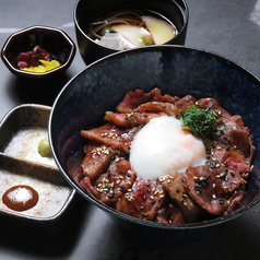 うわさのあか牛丼(汁物付)