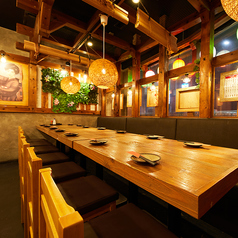木のぬくもりを感じる落ち着いたテーブル席は、友人との食事や少人数での飲み会にぴったり。程よい距離感で会話も弾み、居心地の良い雰囲気が魅力です。仕事帰りの一杯やカジュアルなデートにもおすすめ。