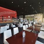 ガラス張りで自然光が入り、ゆったりと落ち着いた雰囲気の店内