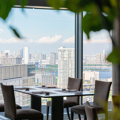 【テーブル席】どなた様にもお使いいただきやすいテーブル席！隣の席との間隔が広くゆっくりと過ごせます。ご家族やご友人とのお食事や、女子会、デートなど色々な用途にご利用ください★