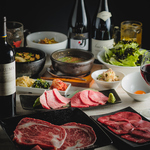 ウシハチ初めてなら、牛タンや厳選和牛の盛り合わせが楽しめる「スタンダードコース」がオススメ！