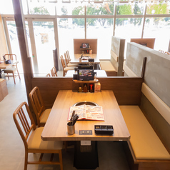 店内の席はすべてテーブル席！お子様連れのご家族も仕事帰りの同僚とゆったりと焼肉をご堪能していただけます。