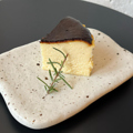 料理メニュー写真&nbsp;Homemade burnt basque cheese cake(自家製バスクチーズケーキ)