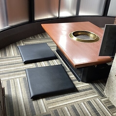 【禁煙席】靴を脱いでリラックスできる空間で、ご家族やご友人との焼肉にぴったり！周りを気にせず過ごせる個室なので、小さなお子様連れや、ちょっとしたお祝いにもおすすめです。駅チカでアクセスも便利。プライベートな空間で、当店自慢の焼肉を心ゆくまでお楽しみください！