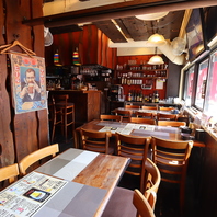 中国大陸で料理を学び、劇団俳優としての経歴も持つ。