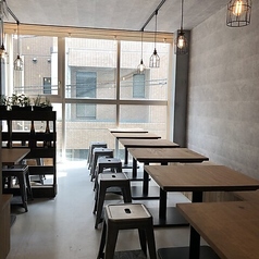 広々とした空間を活かし、人数に合わせて柔軟に対応できるテーブル席です。女子会やご友人との飲み会など、様々なシーンでご利用いただけます。美味しい料理と美酒を囲んで、楽しいひとときをお過ごしください。