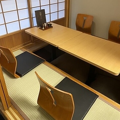 大切な友人やご家族との食事に最適な、ゆったりとした掘りごたつ個室をご用意。柔らかな照明が包み込む落ち着いた空間で、特製ダレが香るくわ焼きや、香ばしく焼き上げたお好み焼きなど、心ゆくまで堪能できます。語らいの場を彩る、穏やかで心地よいひとときをお届けします。