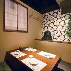 参加の皆様と、程よい距離感が保てる半個室空間も人気です。掘りごたつ席ですので、足を伸ばしてゆったりおくつろぎください。