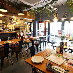 おしゃれな店内には、広めの12名様テーブル席をご用意しております。ゆったりとしたお席で、お食事や会話をお楽しみください。目の前にはオープンキッチンが広がり、お料理が出来上がる臨場感も味わえます◎ご友人やご家族との素敵なひとときにぴったりです♪