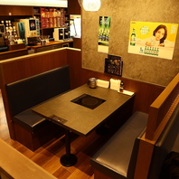 ゆったり広々と座れるテーブル席を多数ご用意◎