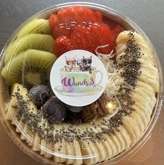 季節のフルーツをふんだんに使ったアサイーボウル