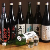 地元岩手県の銘柄を中心に、お酒好きにはたまらない豊富な種類の日本酒を取り揃えた棚がございます。すっきりとした辛口からお米の旨みを感じる芳醇な味わいまで、多彩なラインナップが自慢です。その日の気分やお料理に合わせてお好みの一杯を選ぶ楽しさがあり、お食事の時間をより一層充実したものにしてくれます。