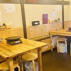 1階には、温かみのある手作りのテーブル席を4名様×2卓ご用意しています◎ご家族やご友人との食事に最適です。ゆったりと配置されたテーブルで、当店自慢の鶏焼き肉や逸品料理をご堪能ください。