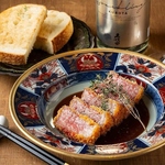 ワインも日本酒も進む絶品・レアカツ