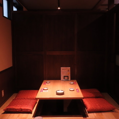 会社のご宴会や接待にもおすすめの4名様から6名様までご利用可能な半個室の掘りごたつ席をご用意しております♪足を伸ばしてゆったりと寛げるお席となっております◎木の温もりを感じる落ち着いた雰囲気の中で、地元宮城の新鮮な食材を使用したお料理や地酒を堪能しながら、周りを気にせず特別な時間をお過ごしください！