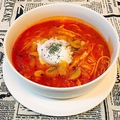 料理メニュー写真 ピリ辛トマトスープ・温泉卵のせ