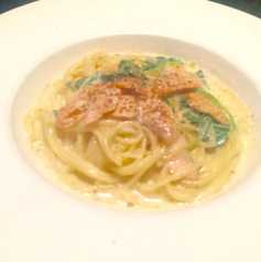 サーモンとほうれん草のホワイトソースパスタ