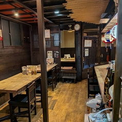 テーブル席は３台です。オープンキッチンですので安心してお料理を楽しめます。