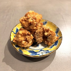 風味豊かなカレーと揚げたてのサクサクの唐揚げを定食で