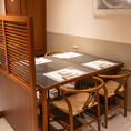 プライベート感を大切にした落ち着いた空間が魅力です。木の温もりを感じるデザインで、友人や家族との食事はもちろん、女子会やママ友の利用、デートにも最適です。各テーブルは適度に仕切られており、周囲を気にせずリラックスしてお食事を楽しむことができます。