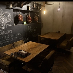 店内少し奥まったテーブル席、個室ではありませんがゆったりお過ごしいただけます