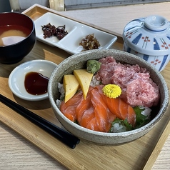 サーモンねぎとろ丼