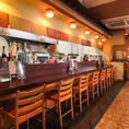 カウンター席完備しております。またお客様の様々なシーンに合わせて、最適なお席をご用意しております。足を伸ばしてゆったりと寛げる広々とした座敷は、ご家族やご友人との賑やかなお食事、また少人数でのプライベートな宴会にも最適です。