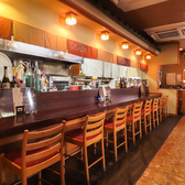 カウンター席完備しております。またお客様の様々なシーンに合わせて、最適なお席をご用意しております。足を伸ばしてゆったりと寛げる広々とした座敷は、ご家族やご友人との賑やかなお食事、また少人数でのプライベートな宴会にも最適です。