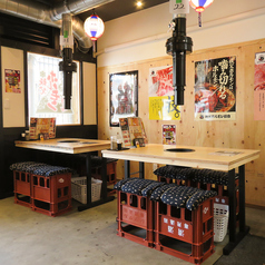 テーブル席あり（2名～4名）　友人との食事やデートにも◎ 店内は清潔感があり、どなたでも利用しやすい造り。