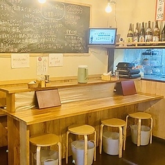 お一人様でも気兼ねなくご利用いただけるカウンター席が1階に4席ございます。デートやお仕事終わりのサク飲みなど、様々なシーンに最適です♪お気軽に立ち寄って、美味しい鶏料理とお酒をお楽しみください。