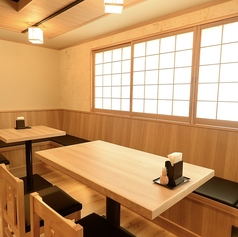 ゆったりと会話と食事を愉しみたい方に最適なテーブルエリアです。カウンターのライブ感を感じつつも、自分たちのペースで心地よく過ごせる距離感を大切にしています