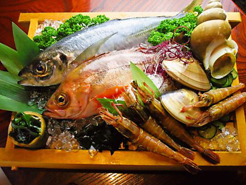 北陸の魚を使用した刺身は、旬の魚の美味しさを味わうことができる。日本酒と一緒に食べると大満足！