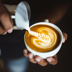 バリスタが淹れるカフェラテ