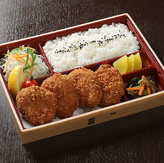 当店自慢の厚切りとんかつをテイクアウトで味わえます。