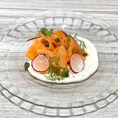スモークサーモンとクリームチーズのカルパッチョ