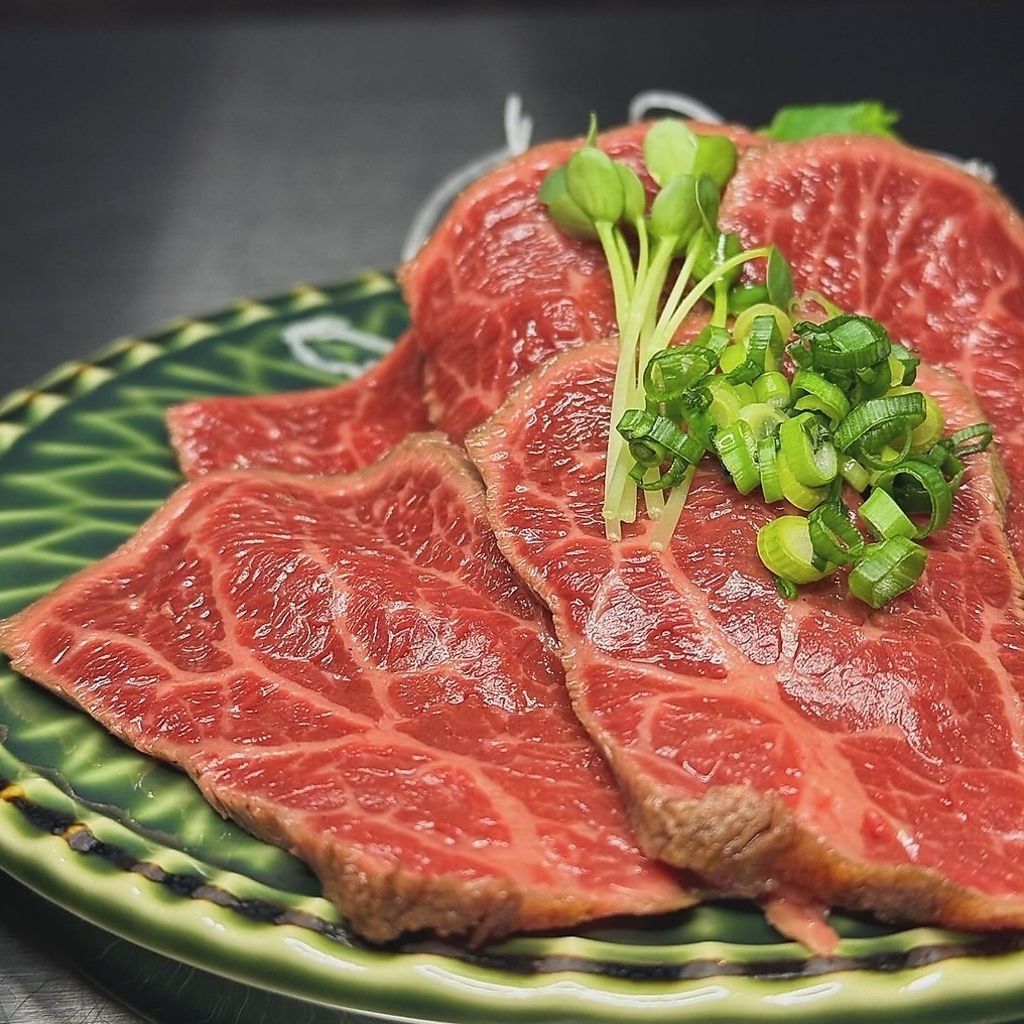 国産の上質なランプ肉を使用した「牛ランプのたたき」は絶品です♪