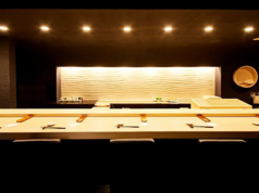 こだわりの鮪、車海老、雲丹などの握りを味わいながら、ゆったりと過ごすことができます。凛とした空気の中、高級感を漂わせつつも家庭的な温かさを感じさせてくれる寿司店。カウンター越しに、職人が丁寧に握る寿司の一品一品は、心を豊かにしてくれます。