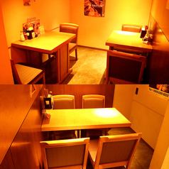 【B】店内中央テーブル席【2~4名様】、3名様以上で半個室としてご利用いただけます。(壁で仕切り有)