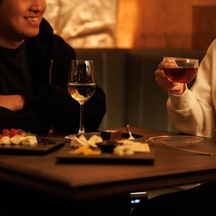 3名様からご利用いただけるソファー席。こちらのお席へのご案内も可能となっております。ぜひご予約をお待ちしております。