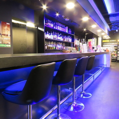 スタッフとの会話も楽しいカウンター席もございます。おひとり様でのご利用や、バーとしてご利用されるお客様も歓迎です♪