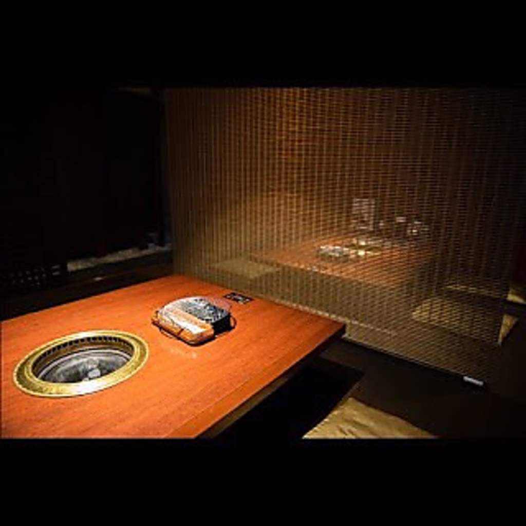 掘りごたつの座敷で、ゆったりとくつろげる時間。ロールカーテンを新設。プライベート感を保てます◎