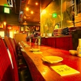 【ゆったり広々座れます『カウンター席』】キッチンの臨場感が体感できるゆったりカウンター席は隠れた楽蔵の人気席です。焼きあがったばかりの焼き物や新鮮そのものの鮮魚など、一番美味しく召し上がれるのは実はキッチンに一番近いカウンター席なのです。気さくに話も盛り上がるかも♪