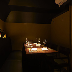 【5名様～6名様用個室】控えめの照明で落ち着いて会話や料理を楽しめます。接待・ご会食などにぜひご活用ください。